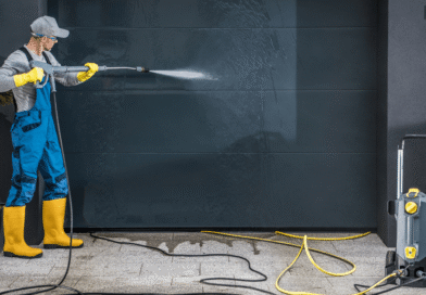 Profissional usando equipamento para lavar portão de alumínio